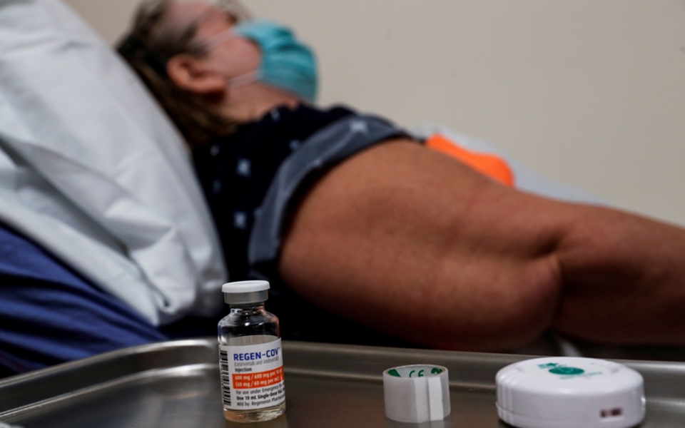 regeneron-κοκτέιλ-αντισωμάτων-προστατεύει-έω-561576880