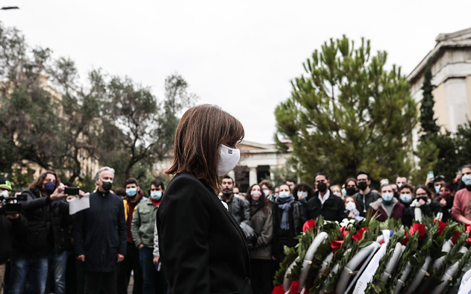 Πολυτεχνείο: Η Κατερίνα Σακελλαροπούλου κατέθεσε στεφάνι – «Έχουμε χρέος να σταθούμε δίπλα στους νέους»-2