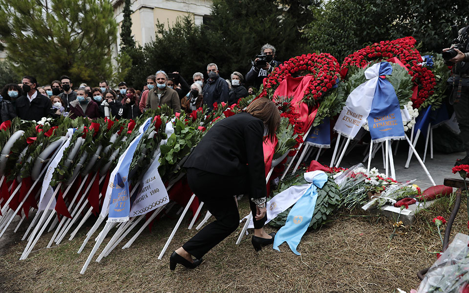 Πολυτεχνείο: Η Κατερίνα Σακελλαροπούλου κατέθεσε στεφάνι – «Έχουμε χρέος να σταθούμε δίπλα στους νέους»-3