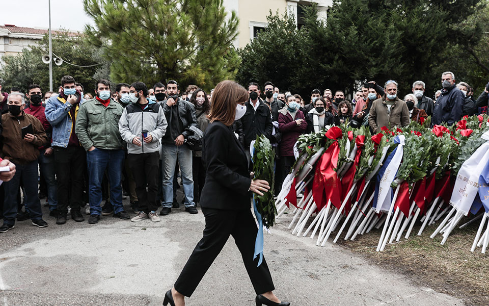 Πολυτεχνείο: Η Κατερίνα Σακελλαροπούλου κατέθεσε στεφάνι – «Έχουμε χρέος να σταθούμε δίπλα στους νέους»-1