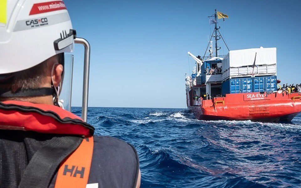 στη-σικελία-πλοίο-με-800-μετανάστες-ανάμ-561576007