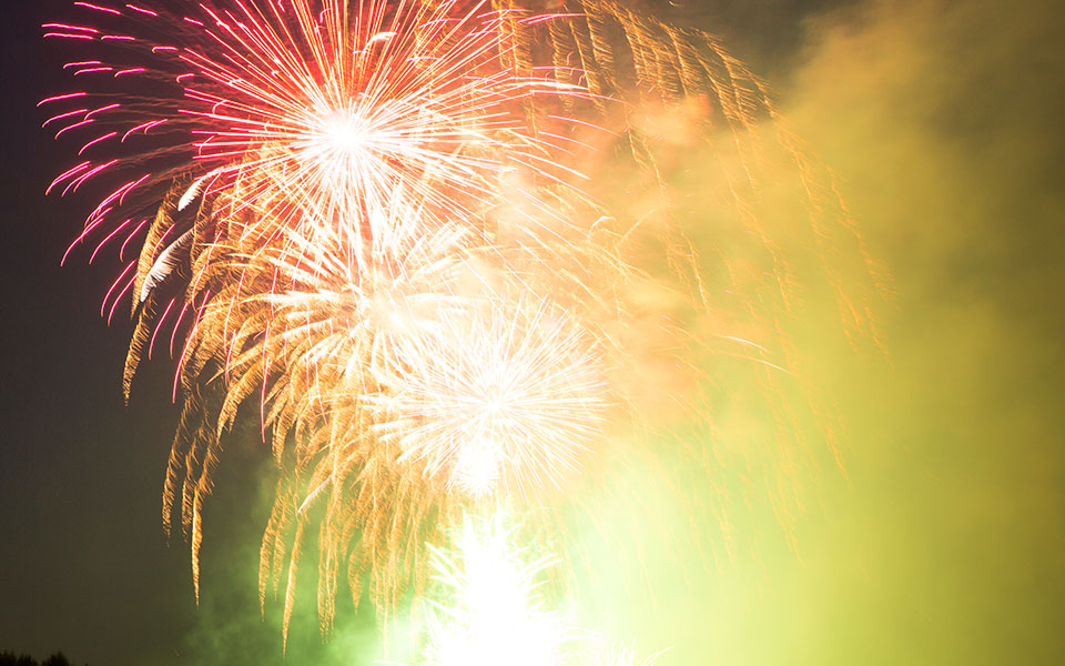αγγίζοντας-τα-πυροτεχνήματα-561603652