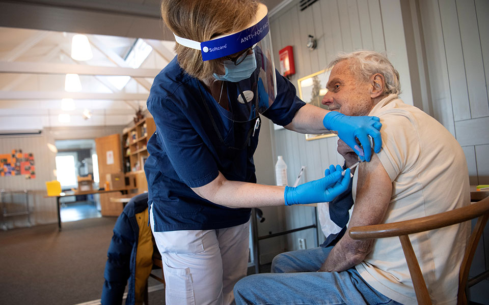 κορωνοϊός-σουηδία-επέκταση-του-εμβ-561600253