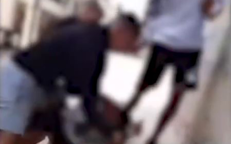 συμμορία-ανηλίκων-χτυπούν-με-μανία-το-561578623