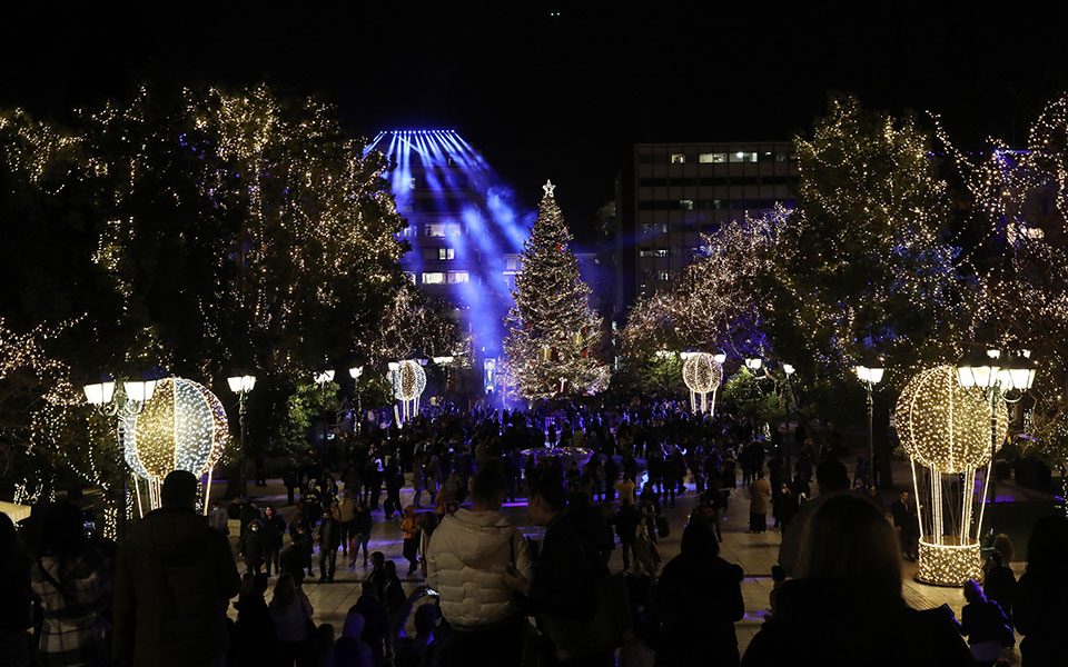 Χριστούγεννα 2021: Φωταγωγήθηκε το δέντρο στο Σύνταγμα (εικόνες)-2