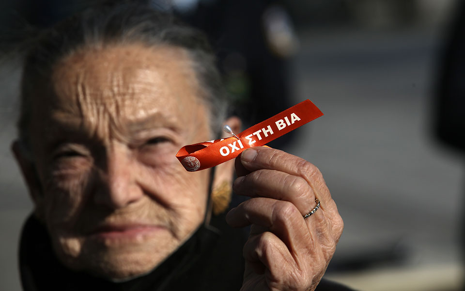 Η ΕΛ.ΑΣ μοίρασε φυλλάδια με σύνθημα: «Σπάσε τη σιωπή, είμαστε εδώ»-2