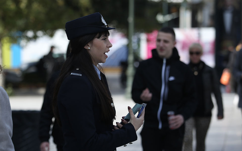 Η ΕΛ.ΑΣ μοίρασε φυλλάδια με σύνθημα: «Σπάσε τη σιωπή, είμαστε εδώ»-3