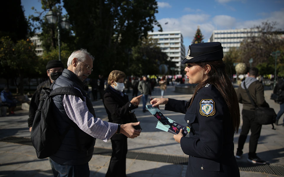 Η ΕΛ.ΑΣ μοίρασε φυλλάδια με σύνθημα: «Σπάσε τη σιωπή, είμαστε εδώ»-1