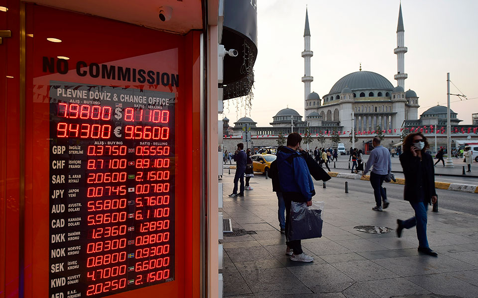 τουρκία-η-λίρα-κατρακυλά-ο-ερντογάν-561592471
