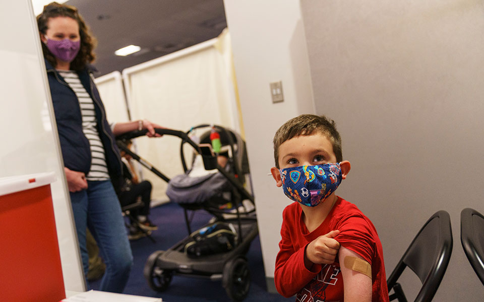 Κορωνοϊός – NYT: Πώς τα εμβολιασμένα παιδιά γίνονται «ασπίδα» για τις οικογένειες-1