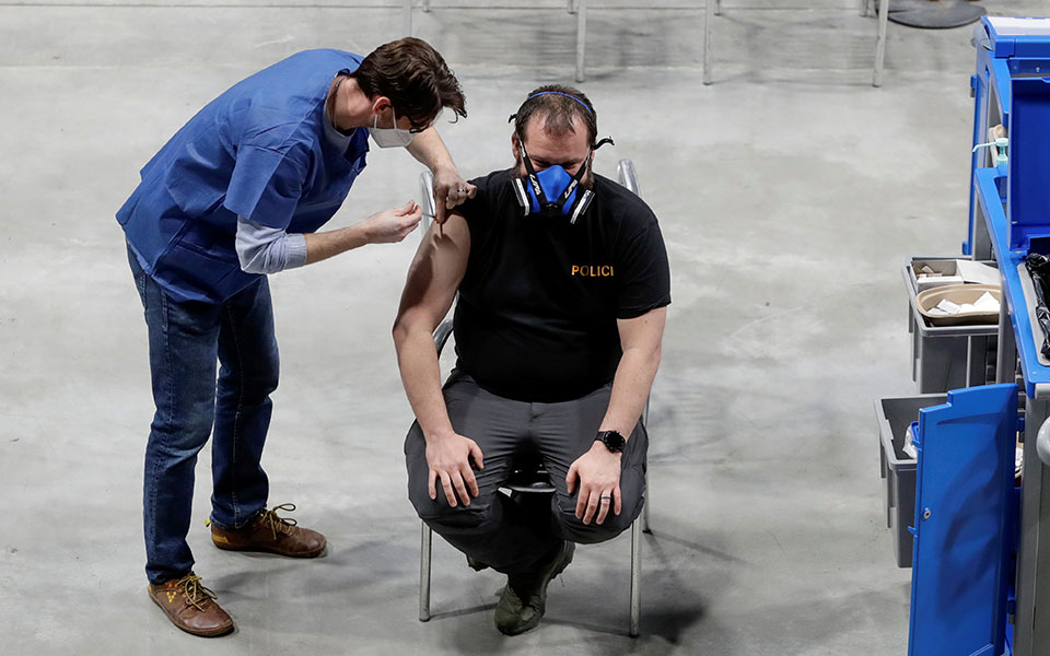 ema-νέα-έκκληση-για-εμβολιασμό-για-την-απ-561592453