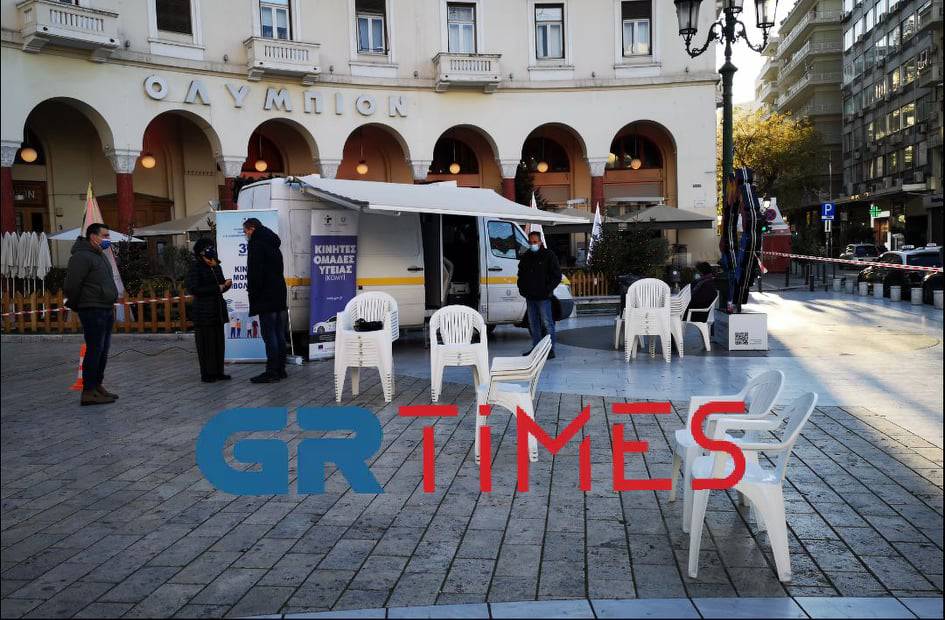 Μεγάλες ουρές για εμβόλιο χωρίς ραντεβού στην πλατεία Αριστοτέλους-4