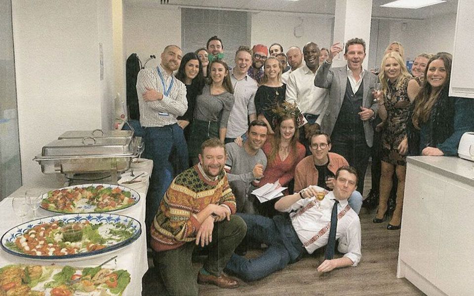 ξέφρενο-πάρτι-εν-μέσω-lockdown-εκθέτει-τη-βρε-561629998