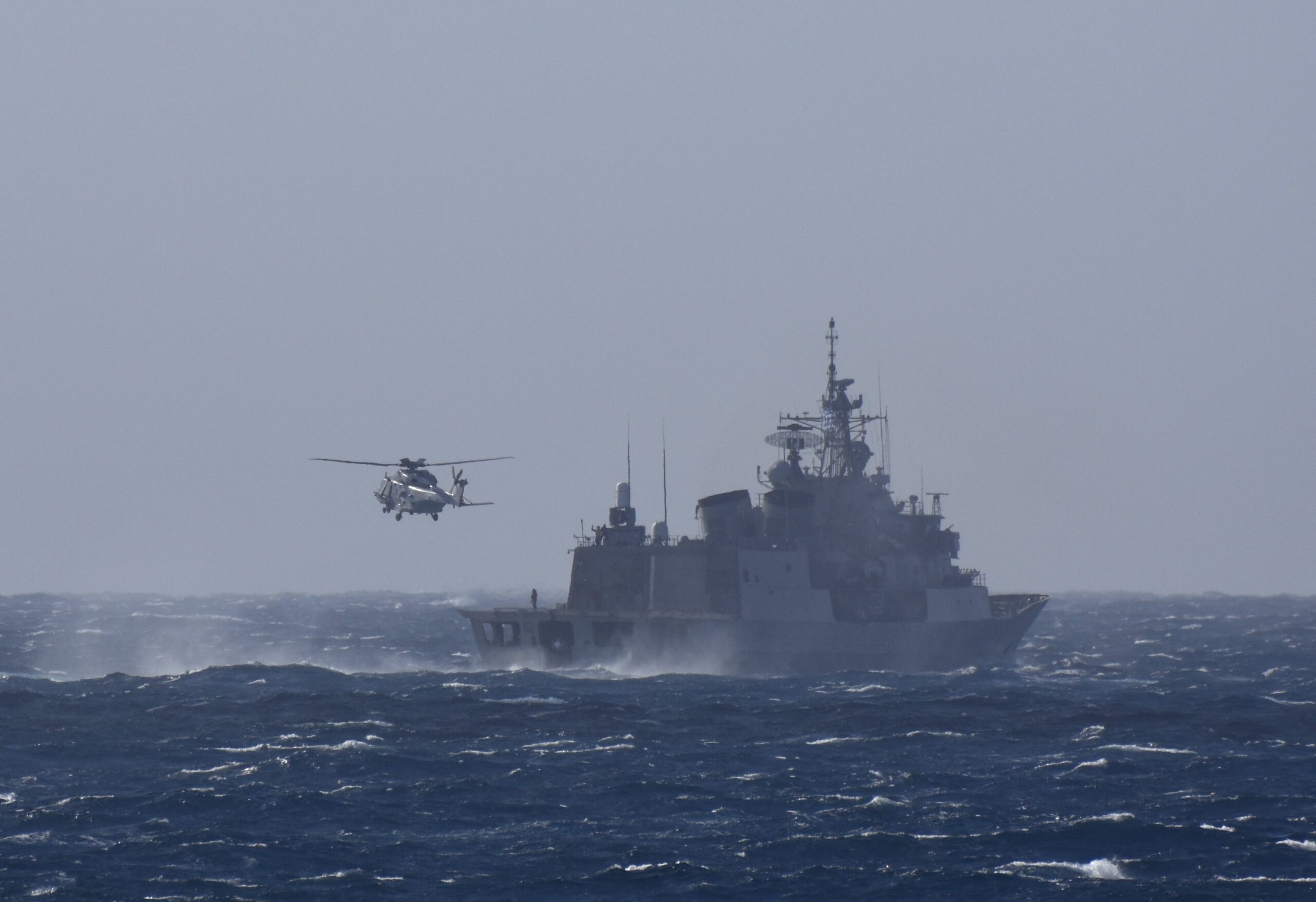 Κρήτη: Συνεκπαίδευση της φρεγάτας «Σαλαμίς» με τη γαλλική FREMM «Auvergne» (εικόνες)-2