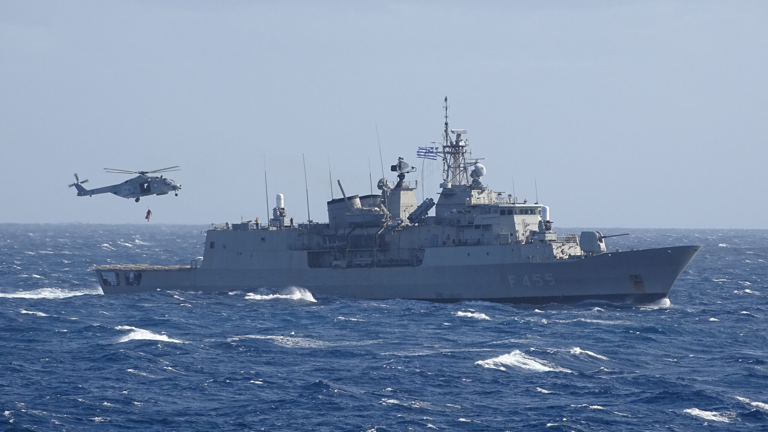 Κρήτη: Συνεκπαίδευση της φρεγάτας «Σαλαμίς» με τη γαλλική FREMM «Auvergne» (εικόνες)-1