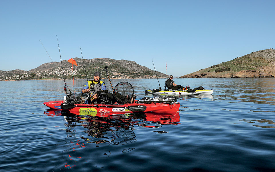 mικρή-βάρκα-μεγάλο-ψάρι-561628009