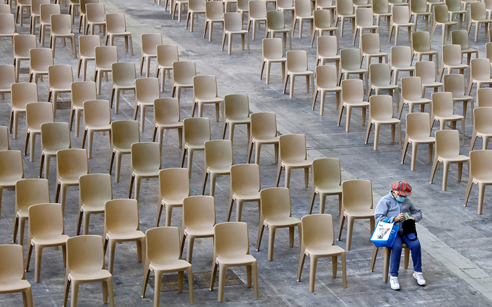 ένας-χρόνος-εμβολιασμών-η-παγκόσμια-μ-561616009