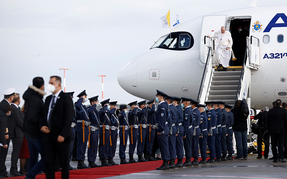 στην-αθήνα-έφτασε-ο-πάπας-φραγκίσκος-561616069