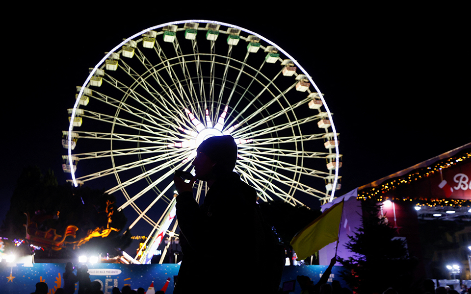 Ο πλανήτης υποδέχεται το 2022 στη σκιά της μετάλλαξης Όμικρον-4