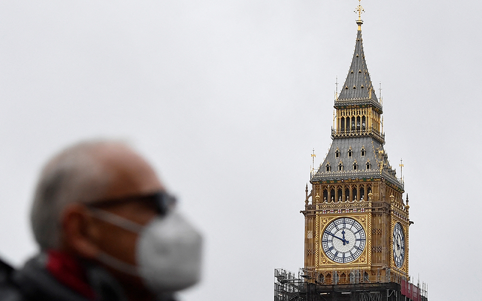 Ο πλανήτης υποδέχεται το 2022 στη σκιά της μετάλλαξης Όμικρον-3