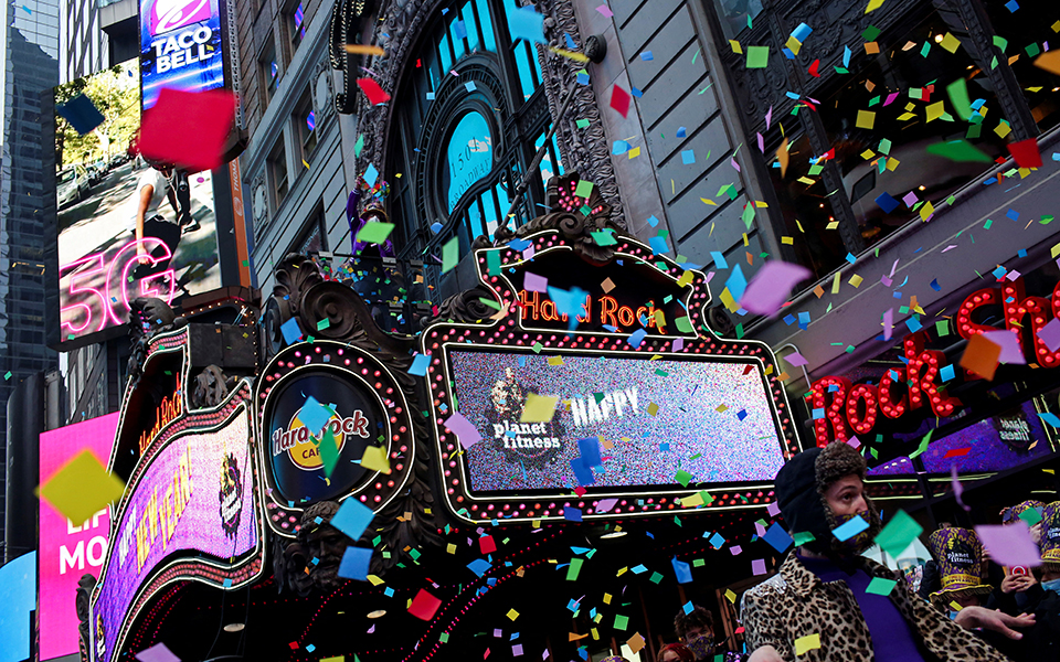 Ο πλανήτης υποδέχεται το 2022 στη σκιά της μετάλλαξης Όμικρον-6