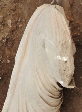 Νέο εύρημα στην Επίδαυρο: Στο φως μαρμάρινο γυναικείο άγαλμα (εικόνες)-1