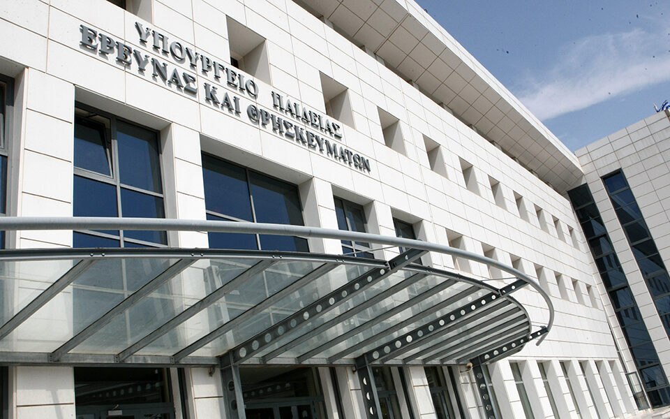 απολύεται-ο-καθηγητής-που-χτύπησε-μαθ-561616396