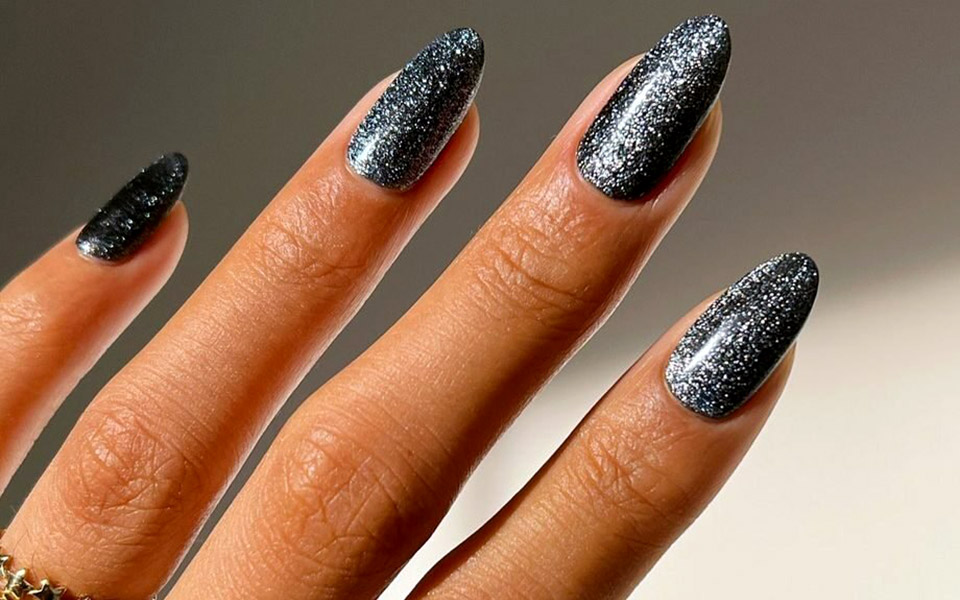 glittery-nails-τα-πιο-chic-σχέδια-πριν-τα-χριστούγεννα-561623185