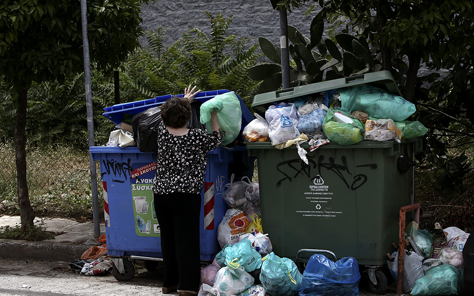 μπλε-κάδοι-χωματερή-ανευθυνότητας-561626992