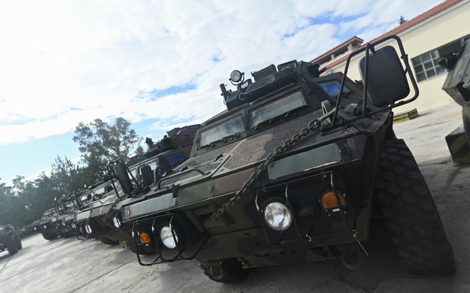 Στρατός: Παραλαβή των πρώτων τεθωρακισμένων οχημάτων Μ1117 (εικόνες)-1