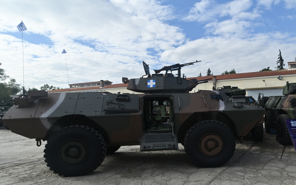 Στρατός: Παραλαβή των πρώτων τεθωρακισμένων οχημάτων Μ1117 (εικόνες)-2