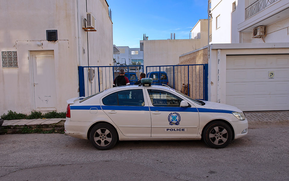 περιστέρι-χειροβομβίδα-βρέθηκε-έξω-α-561639454