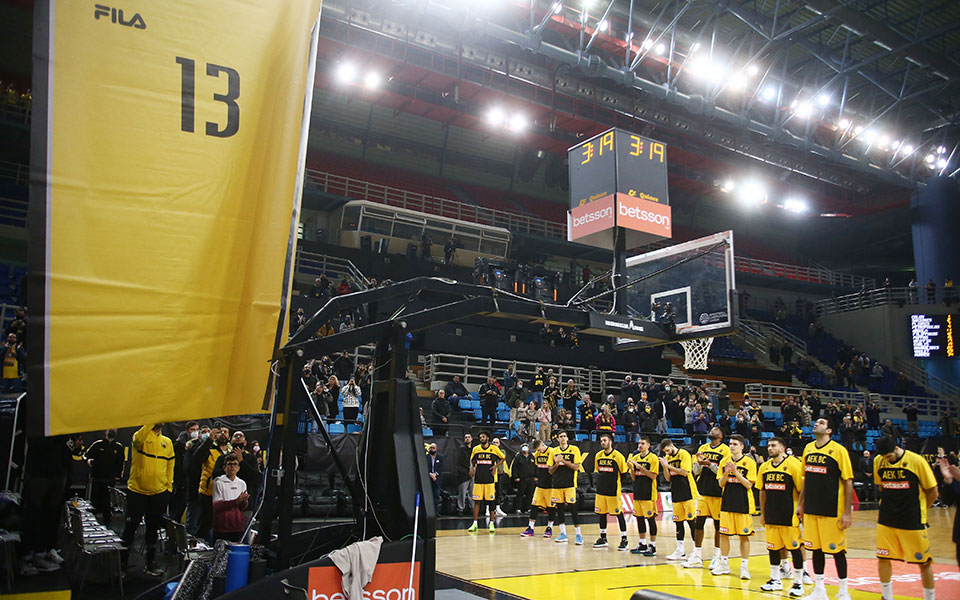 ΑΕΚ: Στον ουρανό του κλειστού των Άνω Λιοσίων η φανέλα του Στέφαν Γέλοβατς (εικόνες)-5