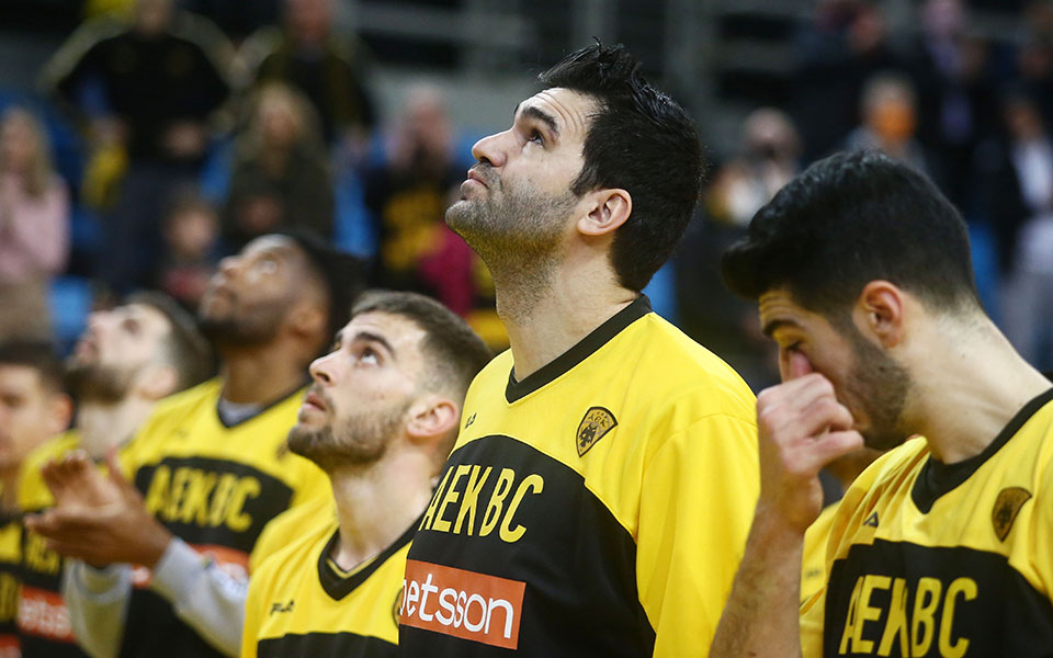 ΑΕΚ: Στον ουρανό του κλειστού των Άνω Λιοσίων η φανέλα του Στέφαν Γέλοβατς (εικόνες)-6