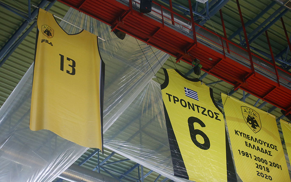 ΑΕΚ: Στον ουρανό του κλειστού των Άνω Λιοσίων η φανέλα του Στέφαν Γέλοβατς (εικόνες)-7