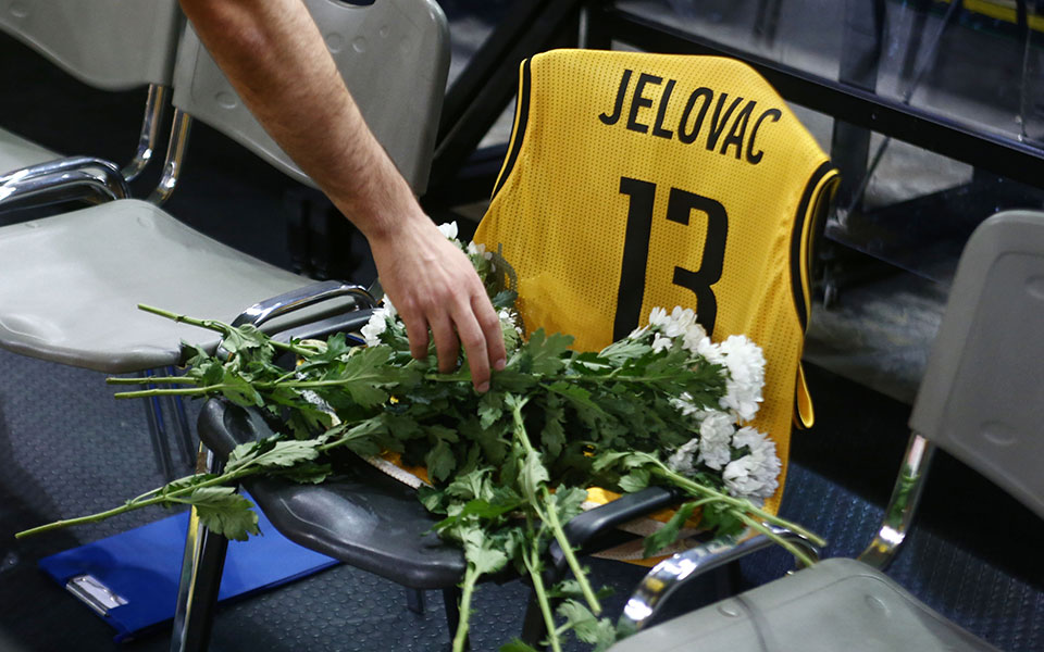 ΑΕΚ: Στον ουρανό του κλειστού των Άνω Λιοσίων η φανέλα του Στέφαν Γέλοβατς (εικόνες)-1