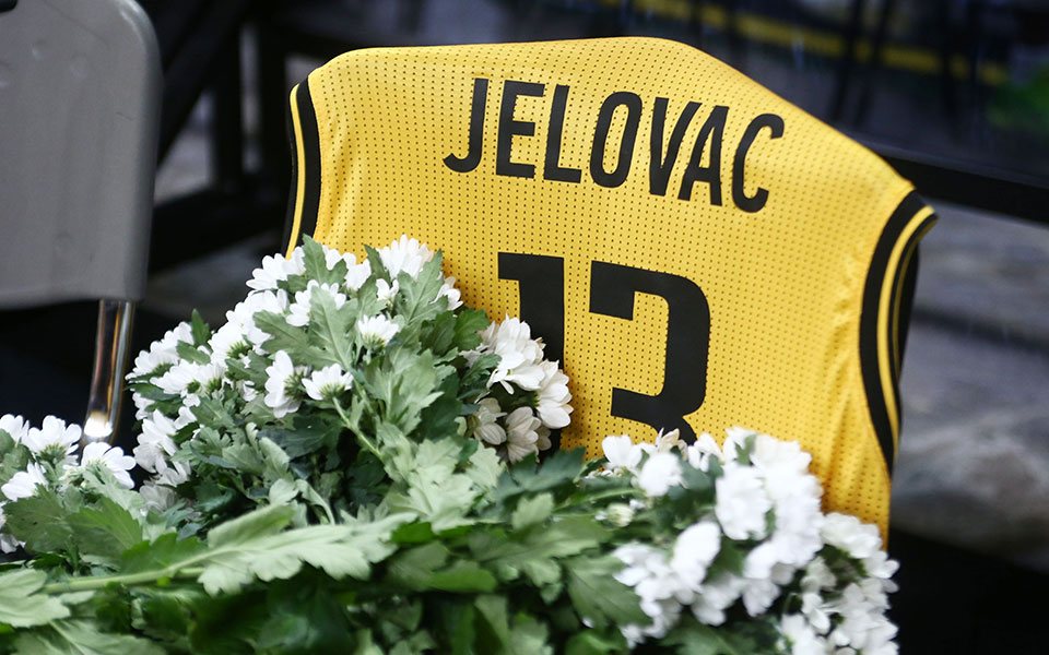 ΑΕΚ: Στον ουρανό του κλειστού των Άνω Λιοσίων η φανέλα του Στέφαν Γέλοβατς (εικόνες)-3