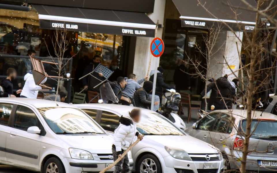 Θεσσαλονίκη: Άγρια συμπλοκή μεταξύ Ρομά έξω από τα δικαστήρια (εικόνες)-1