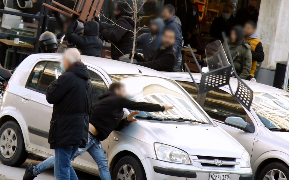 Θεσσαλονίκη: Άγρια συμπλοκή μεταξύ Ρομά έξω από τα δικαστήρια (εικόνες)-2