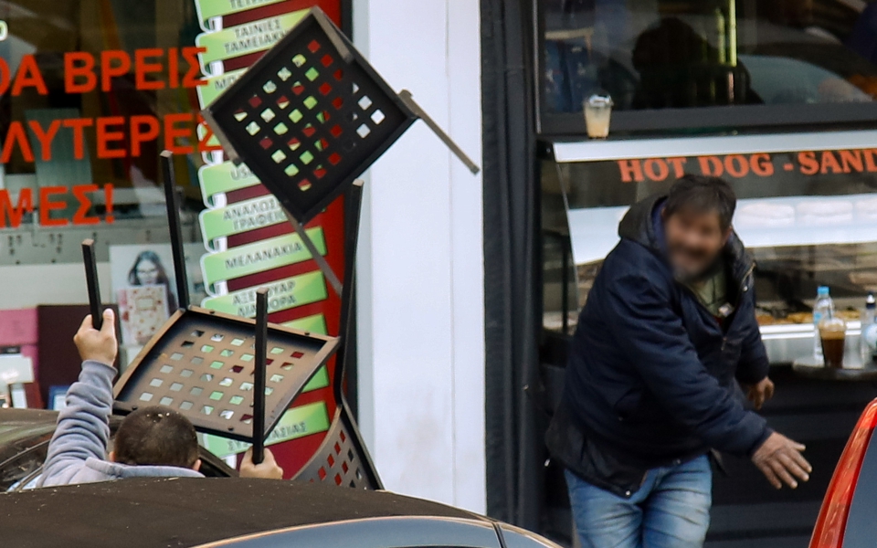 Θεσσαλονίκη: Άγρια συμπλοκή μεταξύ Ρομά έξω από τα δικαστήρια (εικόνες)-3