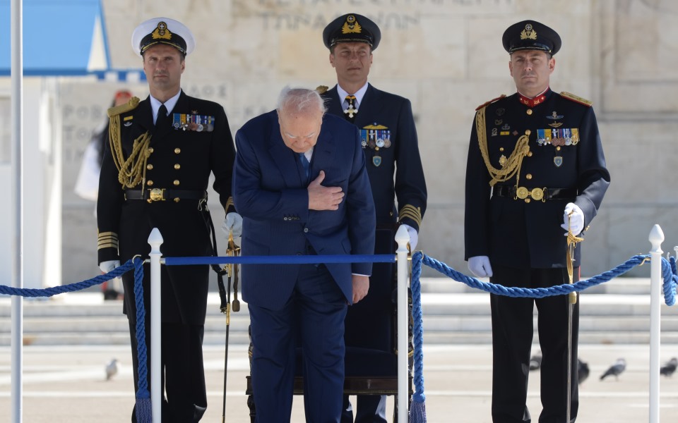 me-times-archigoy-kratoys-i-kideia-toy-karoloy-papoylia4