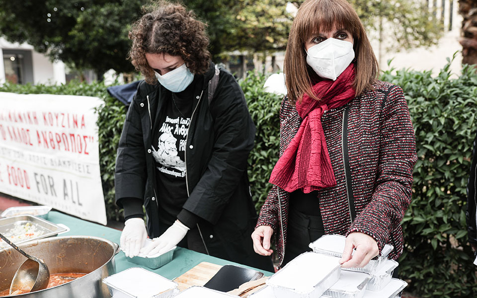 η-πρόεδρος-της-δημοκρατίας-μοίρασε-φα-561646840