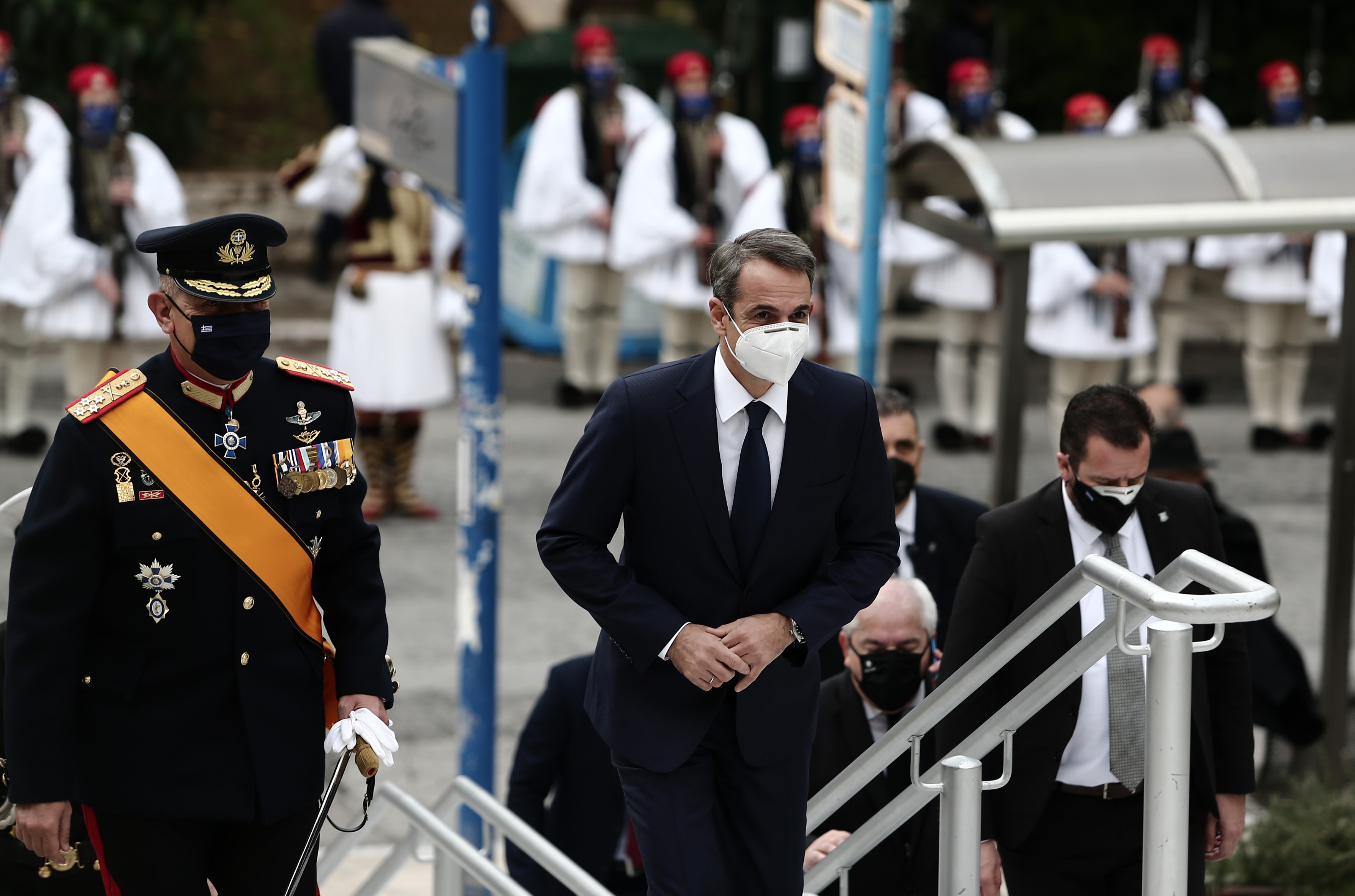 Κάρολος Παπούλιας: «Ύστατο χαίρε» με τιμές αρχηγού κράτους-3