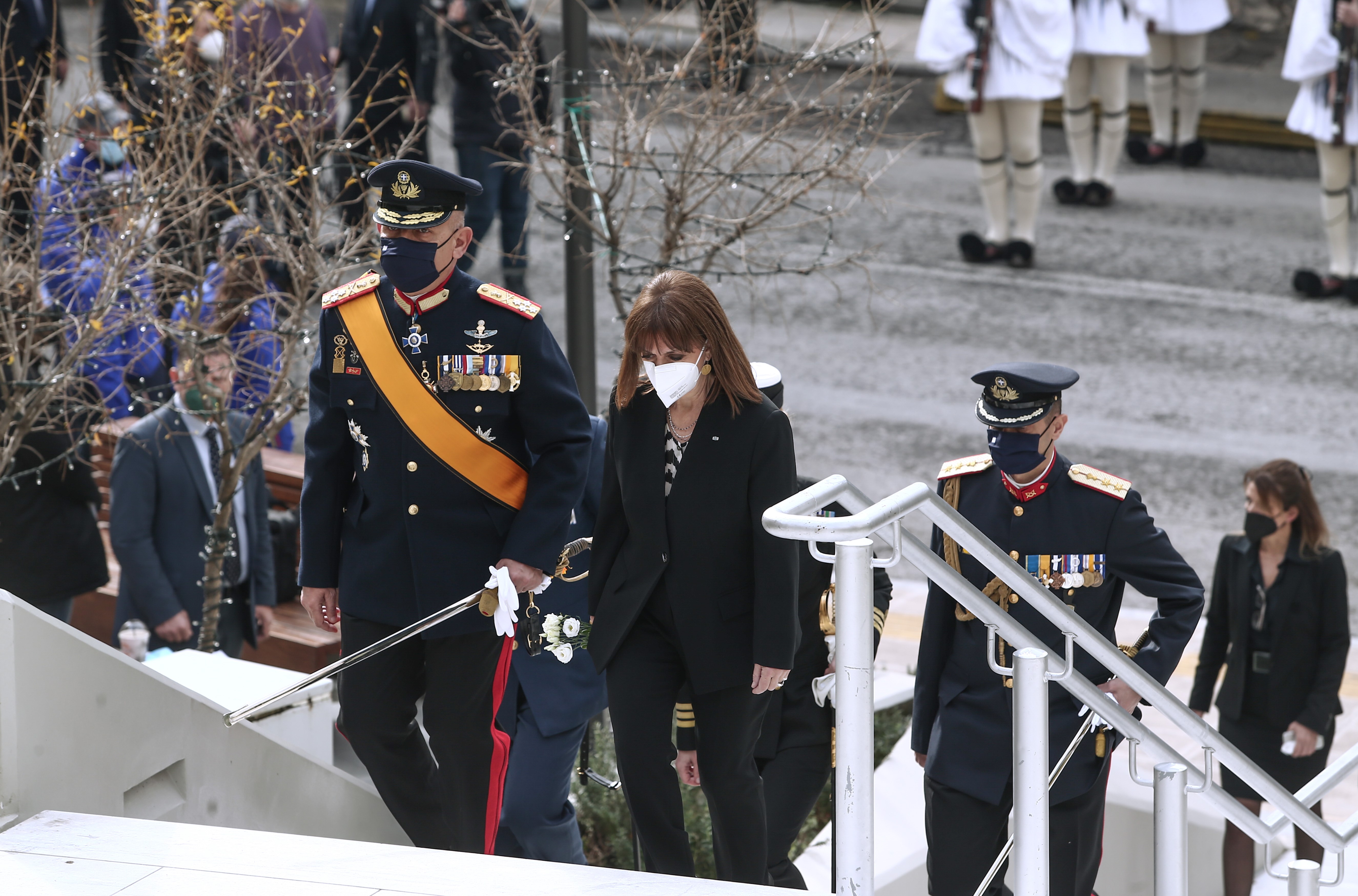Κάρολος Παπούλιας: «Ύστατο χαίρε» με τιμές αρχηγού κράτους-2