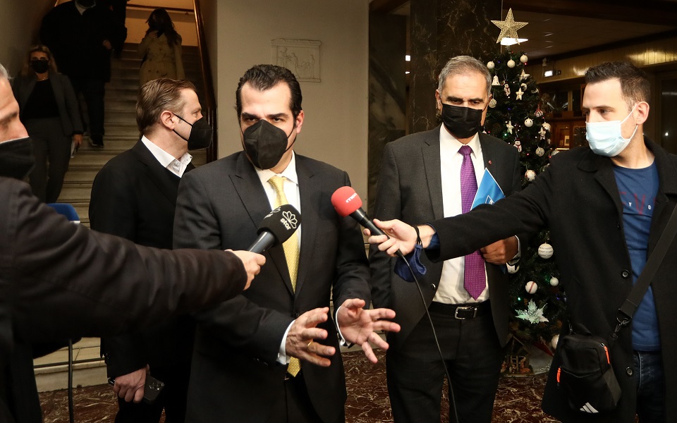 πλεύρης-καμία-αλλαγή-στα-μέτρα-για-τα-561652228