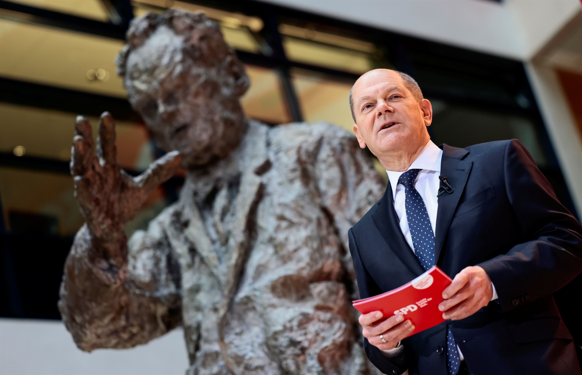 ελιγμοί-από-τον-ολαφ-σολτς-για-να-παρακ-561618520