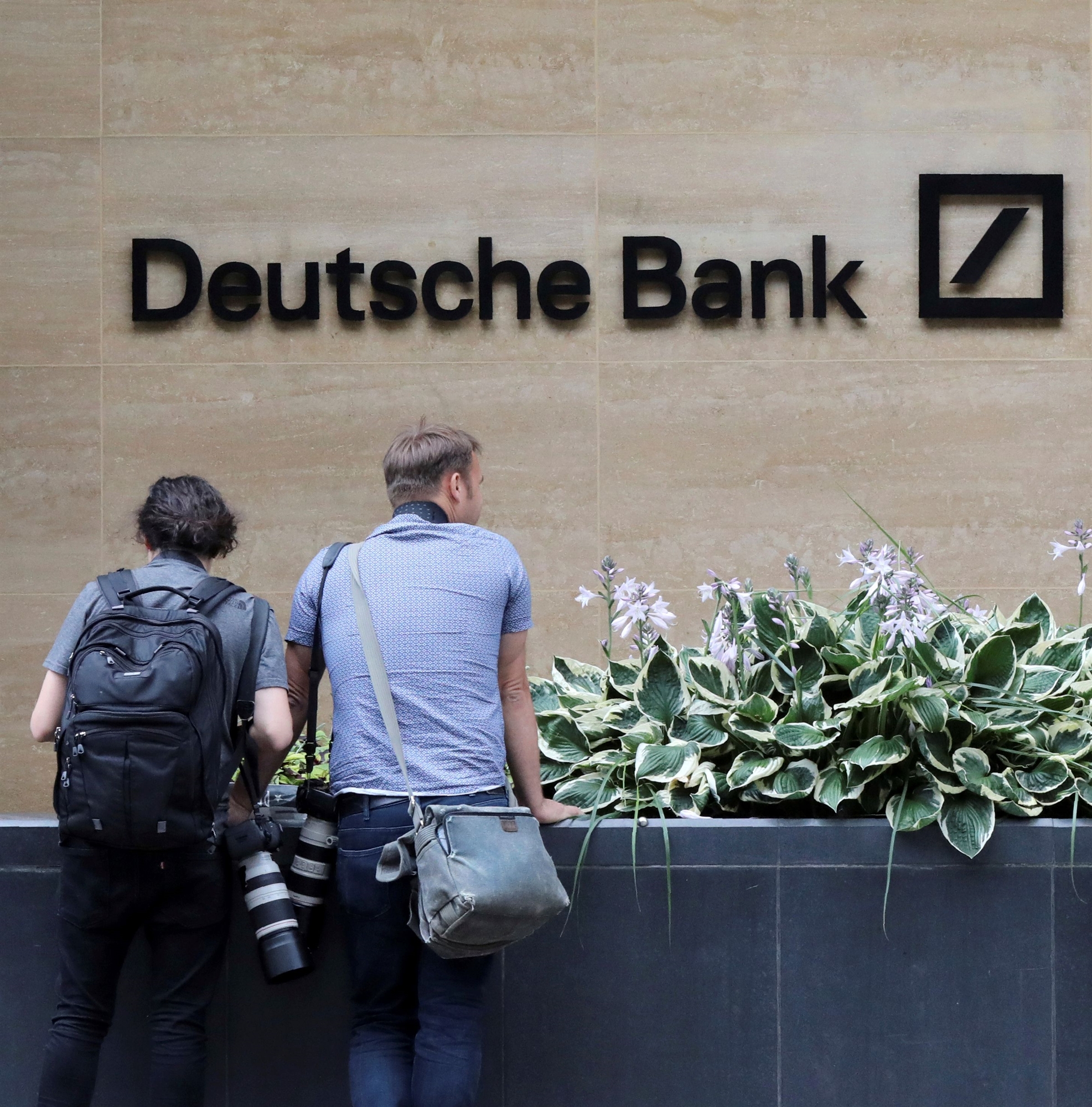 νέο-πρόστιμο-866-εκατ-ευρώ-στην-deutsche-bank-561650524