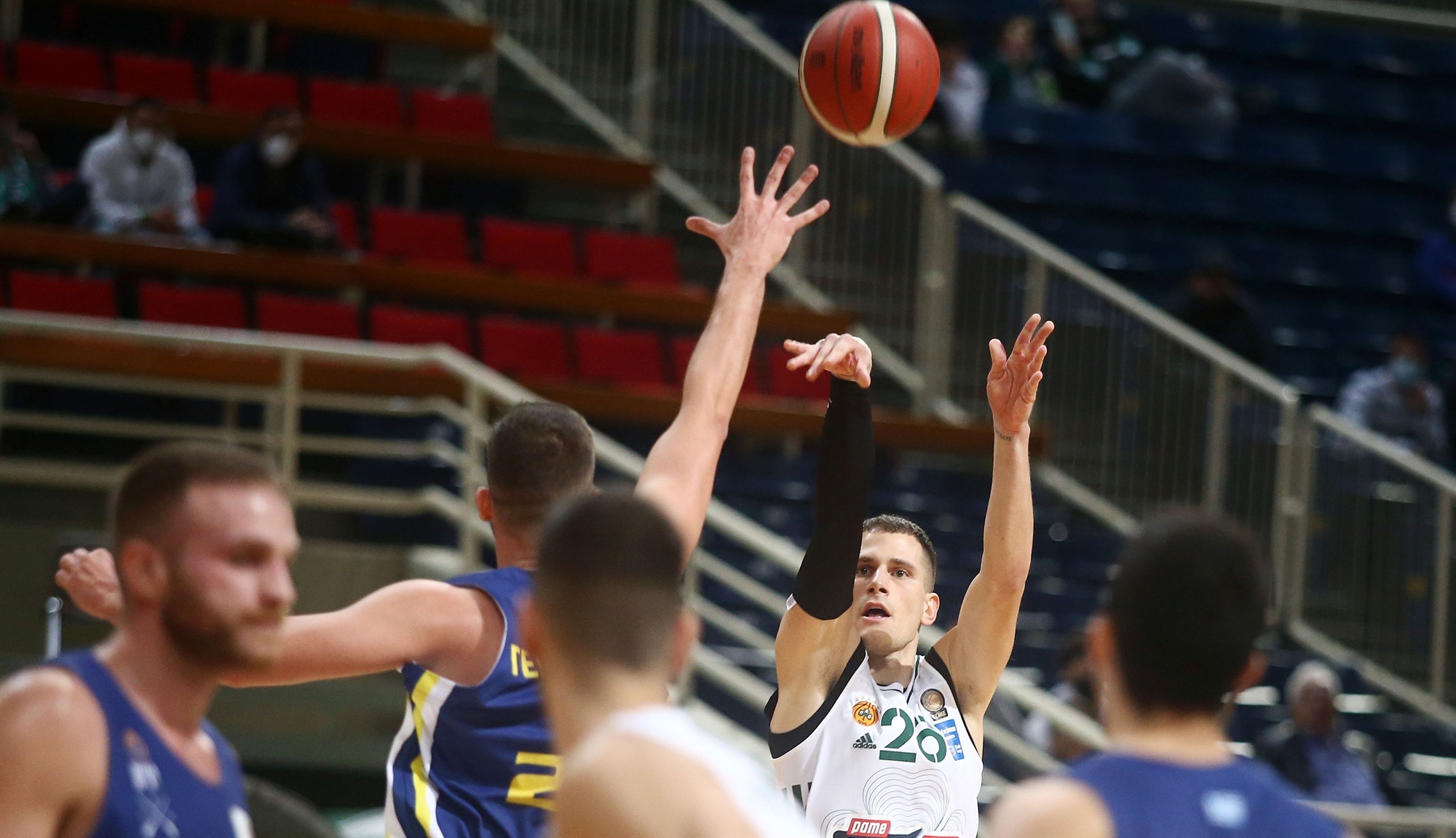 ο-κορωνοϊός-δείχνει-τα-δόντια-του-κα-561647362