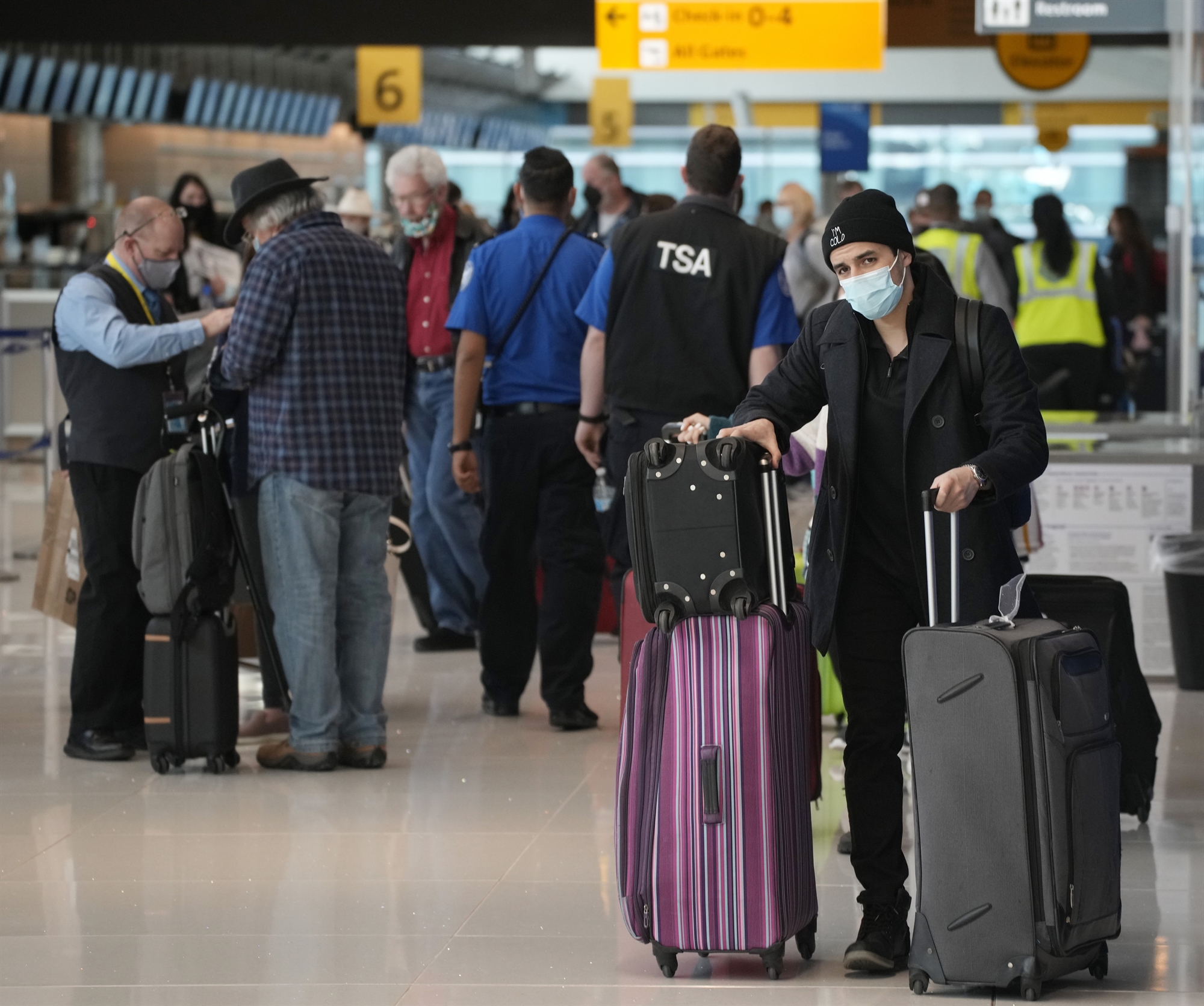 Μετάλλαξη «Όμικρον»: Παρέλυσαν τα αεροδρόμια σε όλο τον κόσμο-1