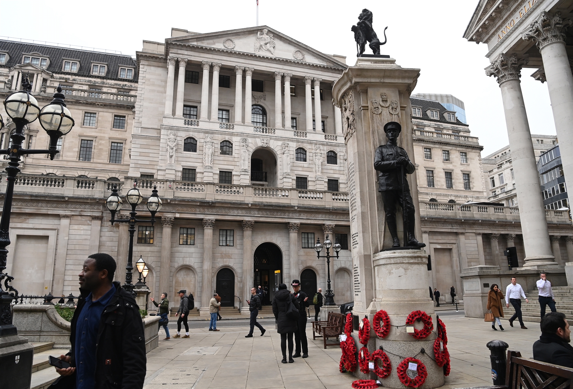 h-τράπεζα-της-αγγλίας-αύξησε-το-κόστος-δ-561634042